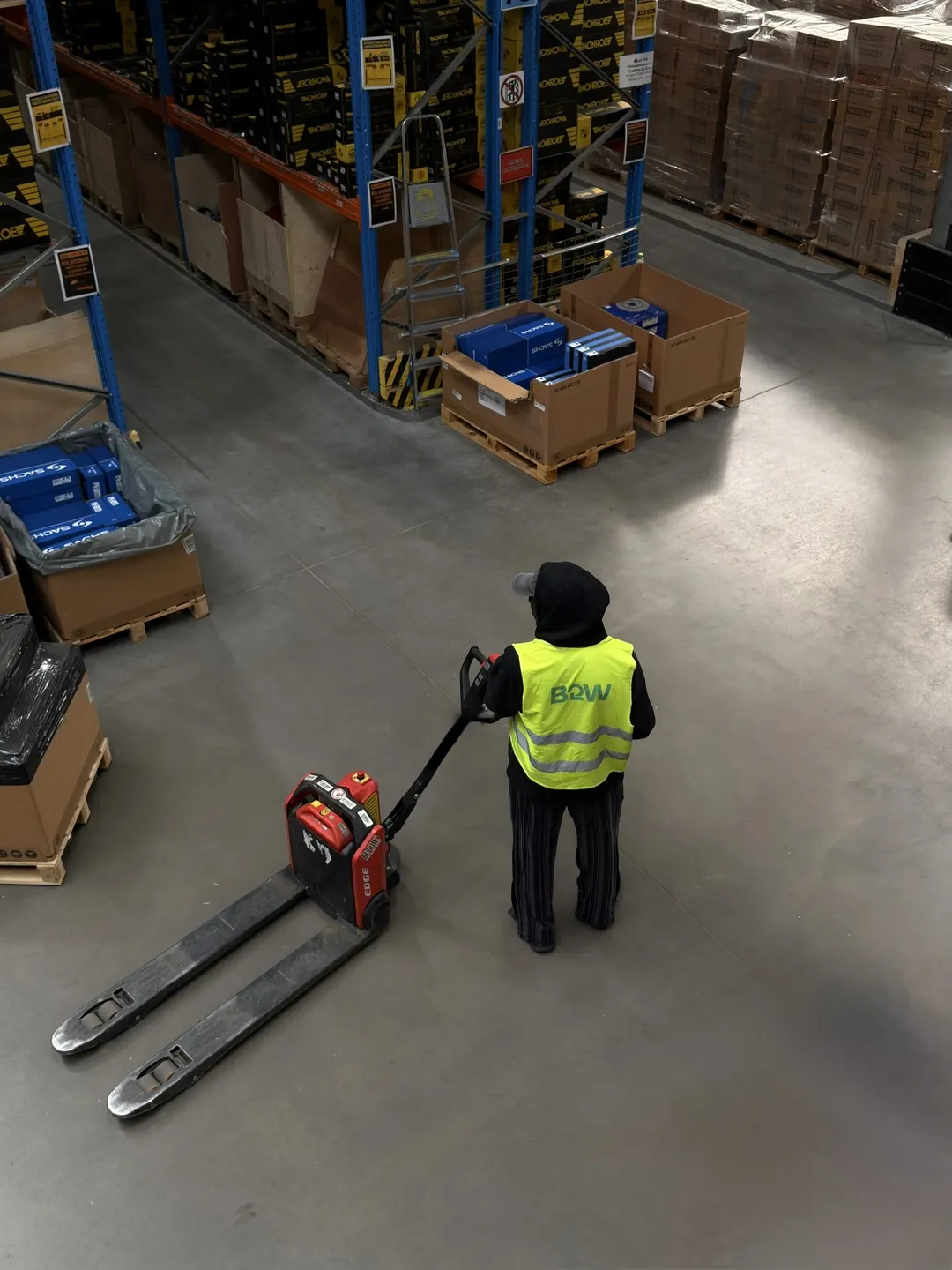 B2W logistics worker